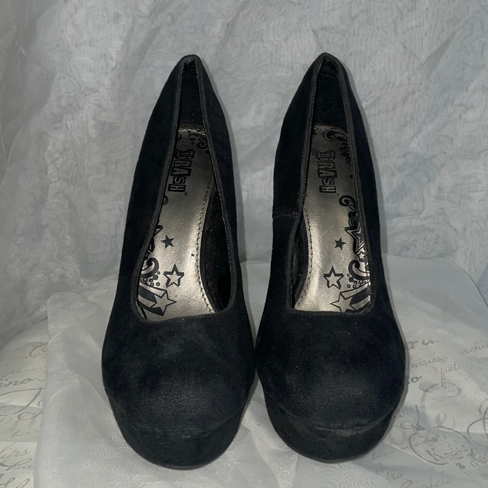 Brash Black 4 inch pumps. Size 7W.